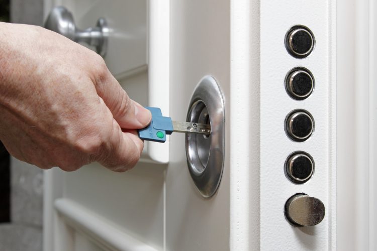 main ouvrant porte blindée